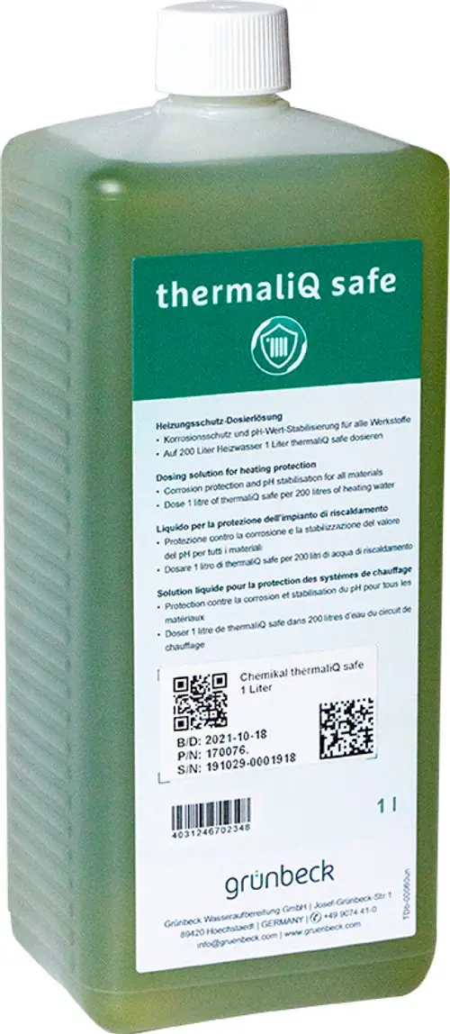 Flasche mit grünlicher Flüssigkeit, etikettiert mit "thermalIQ safe" von der Marke Grünbeck. Enthält Informationen zu Heizschutz und Dosierung für Heizwasser. 1 Liter Inhalt.